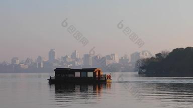 杭州西湖湖面游船手划船晨曦空镜